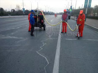 強化春季公路養(yǎng)護，保證道路通暢